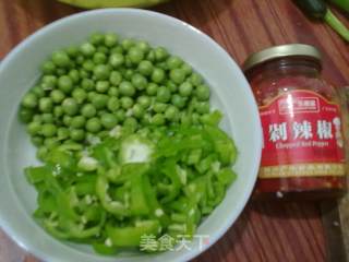 剁椒荷兰豆炒鸡蛋的做法步骤：2