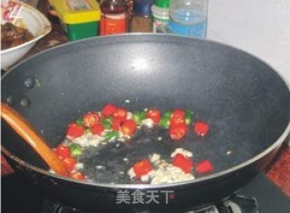 腊肠炒酸辣蕨菜的做法步骤：4