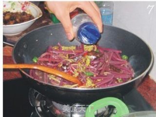 腊肠炒酸辣蕨菜的做法步骤：7