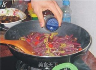 腊肠炒酸辣蕨菜的做法步骤：8