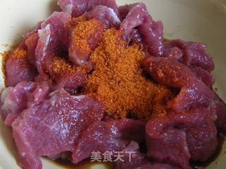 土豆条炝炒孜然牙签肉的做法步骤：1
