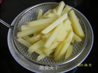 土豆条炝炒孜然牙签肉的做法步骤：2