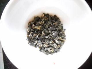 地菜花煮鸡蛋的做法步骤：3