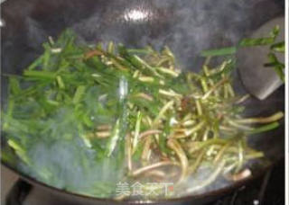 藜蒿炒腊肉的做法步骤：6