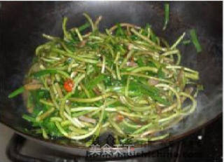 藜蒿炒腊肉的做法步骤：7
