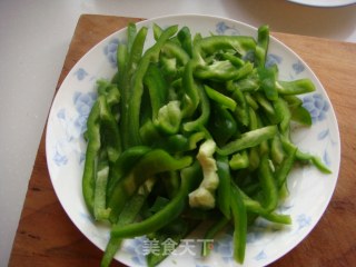 菜椒丝炒肉丝的做法步骤：1