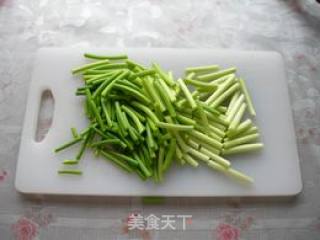 蒜薹炒鸡蛋的做法步骤：2