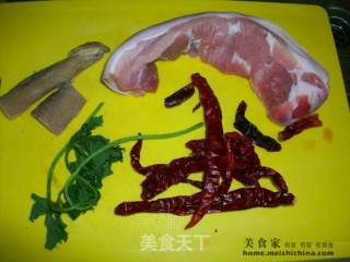 【特色菜肴】@@咸鱼花腩煲的做法步骤：1
