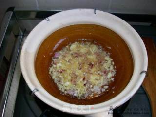 【特色菜肴】@@咸鱼花腩煲的做法步骤：3