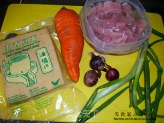 家常菜肴@@五香豆腐萝卜卤肉的做法步骤：1