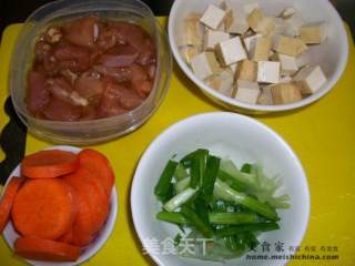 家常菜肴@@五香豆腐萝卜卤肉的做法步骤：2