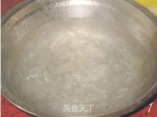 凉拌黄瓜薄粉皮的做法步骤：1