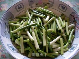 火腿鸡蛋炒蒜薹的做法步骤：1