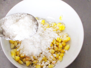 [春游美食]---玉米烙的做法步骤：3