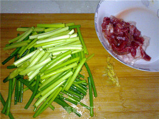 【平淡的幸福】肉丝炒蒜薹的做法步骤：2