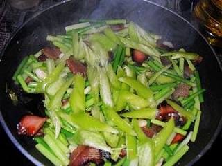 蒜薹小炒的做法步骤：7