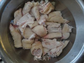 【飞禽走兽】红烧泡椒猪蹄的做法步骤：2