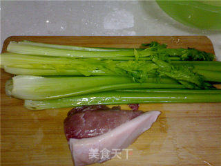 【平淡的幸福】肉丝炒芹菜的做法步骤：1