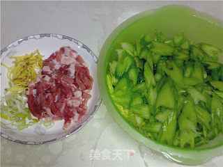 【平淡的幸福】肉丝炒芹菜的做法步骤：2