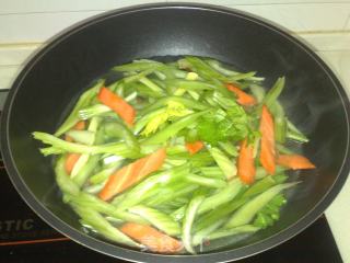 【平淡的幸福】孜然芹菜拌豆腐条的做法步骤：3