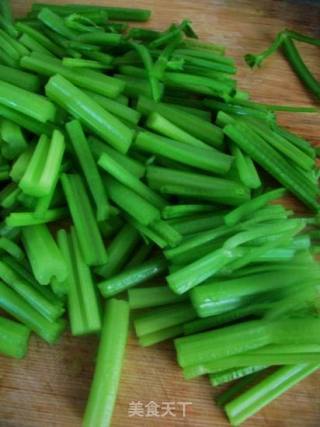 芹菜炒熏干的做法步骤：1
