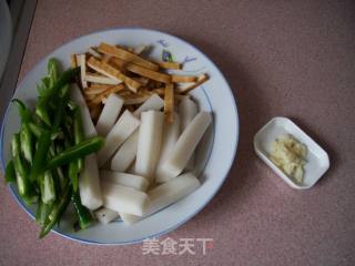 辣椒炒年糕的做法步骤：1