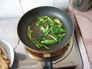 辣椒炒年糕的做法步骤：2