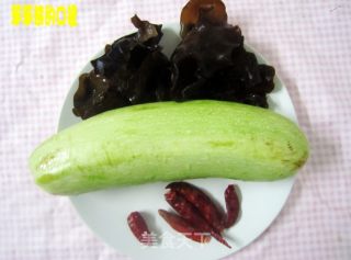 黑木耳炒青瓜的做法步骤：1
