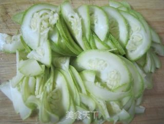 黑木耳炒青瓜的做法步骤：2