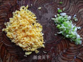 香煎鸡蛋葱油卷的做法步骤：3