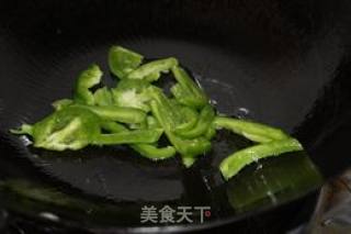 孜然墨鱼干炒青椒的做法步骤：3