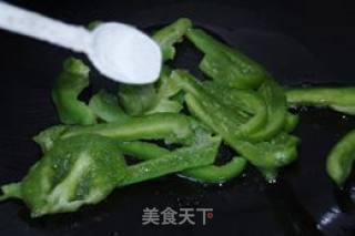 孜然墨鱼干炒青椒的做法步骤：4