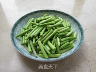 蒜薹炒鸡胗的做法步骤：2