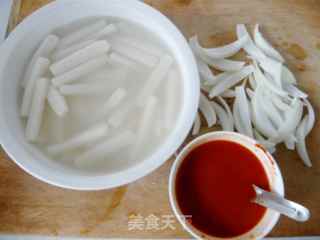 大分量，超简单&超好吃——辣炒年糕的做法步骤：3