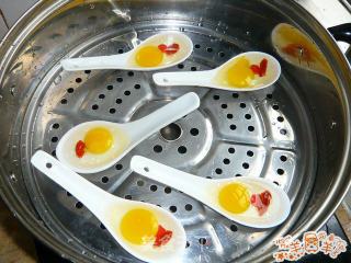 腐竹白果勺蛋糖水的做法步骤：2
