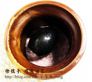 瓦罐煨汤之——皮蛋肉饼汤的做法步骤：3