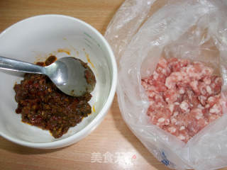 黄金酥皮辣肉饼的做法步骤：1