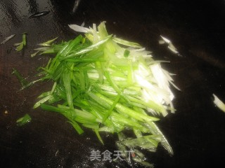 照出彩虹的颜色---葱拌北极贝的做法步骤：3