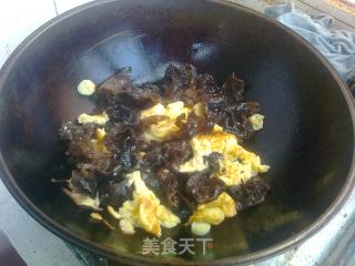木耳炒鸡蛋的做法步骤：4