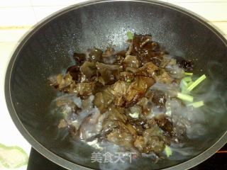 【平淡的幸福】芹菜肉片炒木耳的做法步骤：5