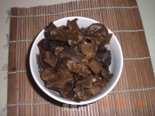 木耳炒肉的做法步骤：1