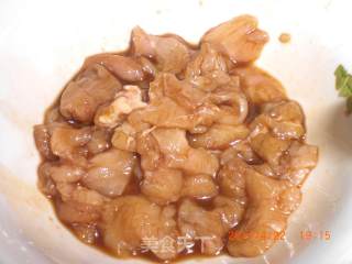 木耳炒肉的做法步骤：2