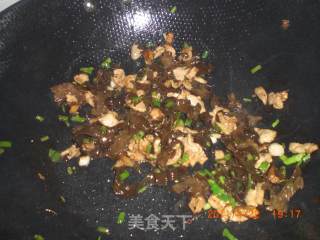 木耳炒肉的做法步骤：4