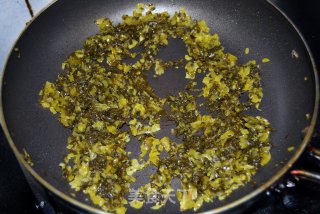 酸菜炒鸡蛋的做法步骤：5