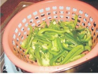青椒炒腊味的做法步骤：2