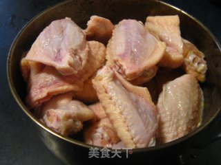 红烧鸡翅的做法步骤：1