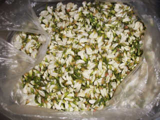 槐花麦饭的做法步骤：1