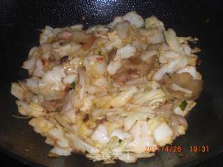 【花样包菜】---包菜回锅肉的做法步骤：7