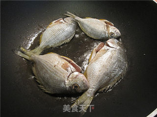 柠汁煎小海鱼的做法步骤：2