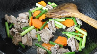 胡萝卜炒腰花的做法步骤：10